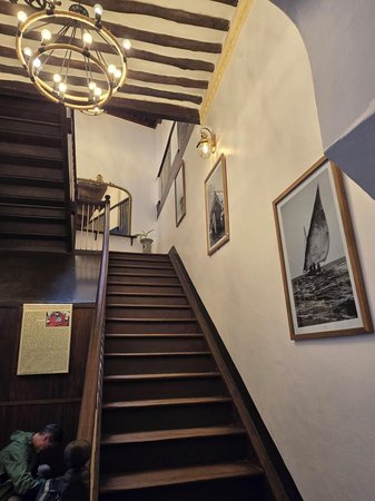 Dhow Palace Hotel